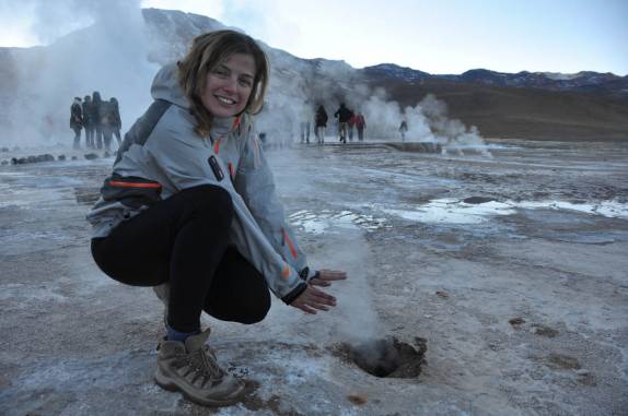 Aquecendo as mãos no vapor dos Geisers del Tatio, na região do Atacama, no norte do Chile